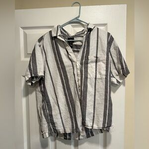 H&M WHITE AND BLACK SHORT SLEEVE BUTTON UP